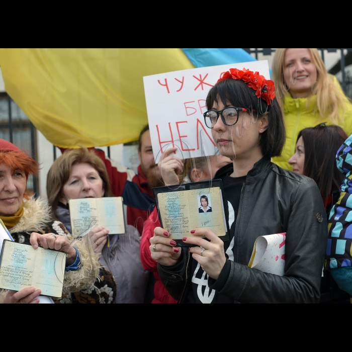 Київ. Біля Посольства РФ у Києві кримчани, які проживають у Києві, провели пікет “Не віддамо НАШ Крим Росії”  з вимогою скасувати референдум в Криму та вивести з Криму російські війська.  